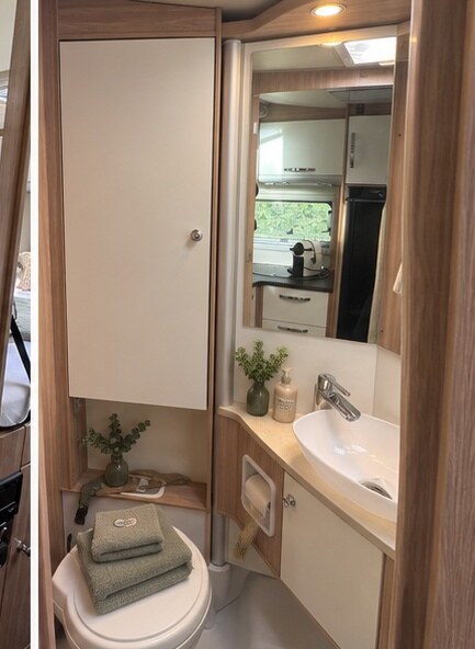 Toiletruimte en wastafel in de Bürstner camper